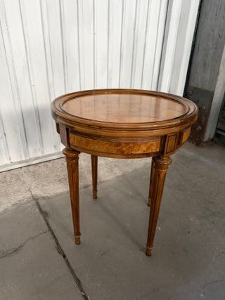 Mesita auxiliar redonda de madera antigua