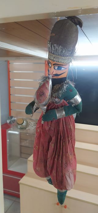 Coppia di pupazzi indiani artigianali