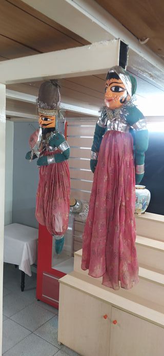 Coppia di pupazzi indiani artigianali