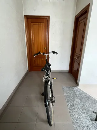 Bicicleta urbana negra Btwin