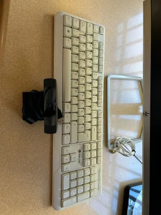 Monitor HP Plata y Negro de 24"+ Teclado+ web cam+