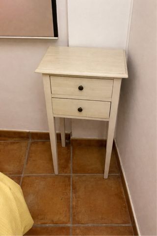 Mesita de madera con 2 cajones