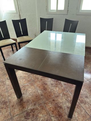 Mesa y 4 Sillas Comedor