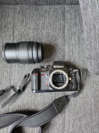 Cámara Nikon N2000 AF Reflex Negra