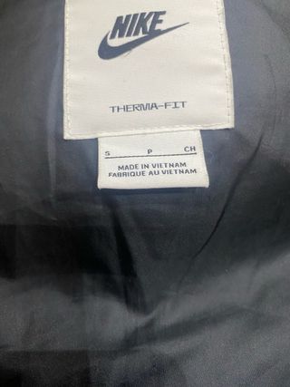 Plumas largo Nike negro.