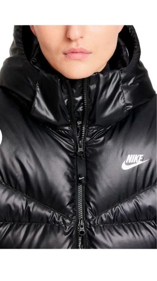 Plumas largo Nike negro.