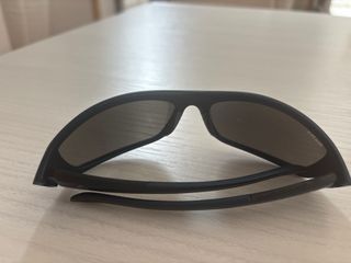 Gafas de sol negras y plateadas