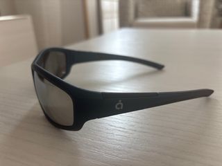 Gafas de sol negras y plateadas