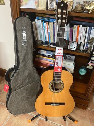 Guitarra Alhambra 3C con funda