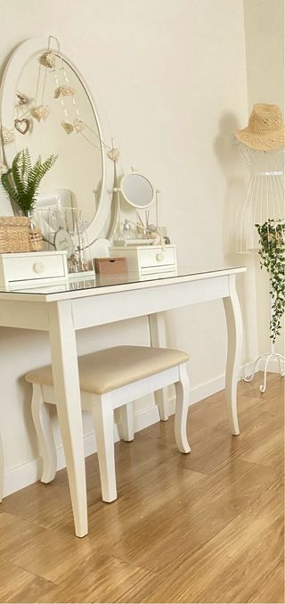 coqueta o Tocador blanco con espejo y taburete