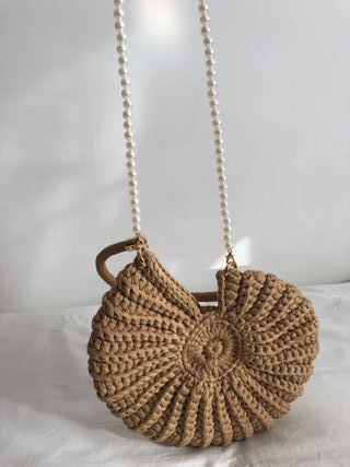 Bolso caracola marrón claro con doble correa