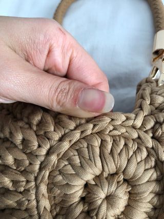 Bolso caracola marrón claro con doble correa