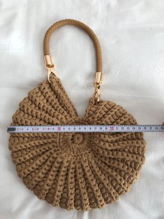 Bolso caracola marrón claro con doble correa