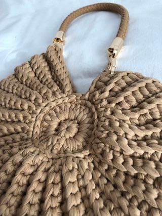 Bolso caracola marrón claro con doble correa