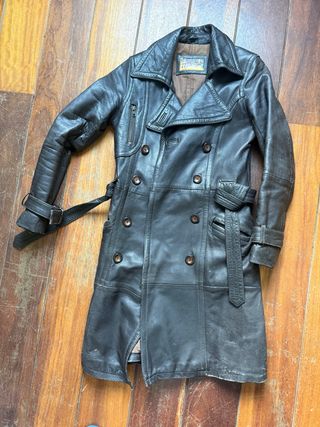 Abrigo de piel marrón oscuro