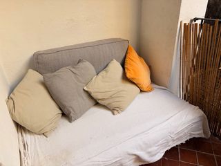 Sofá sobre plataforma de madera para exterior