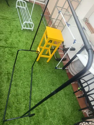 Perchero Metálico Resistente Negro y Amarillo