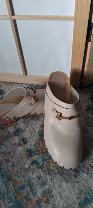 Zuecos de madera beige