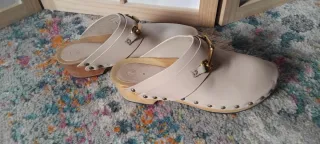 Zuecos de madera beige