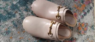 Zuecos de madera beige