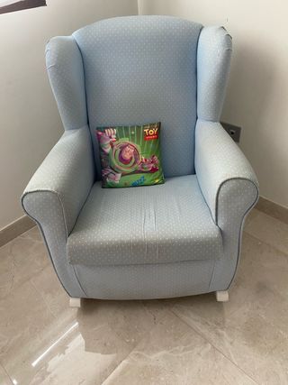 Sillón de lactancia azul con lunares