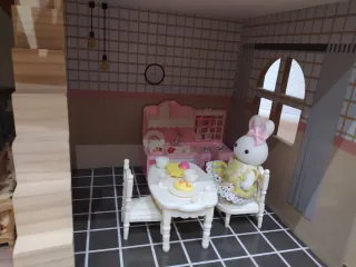 Casita de muñecas de madera