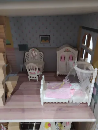 Casita de muñecas de madera