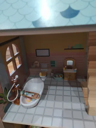 Casita de muñecas de madera