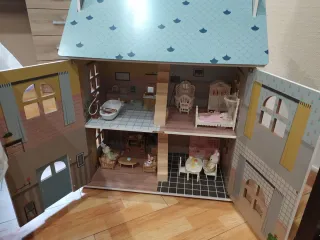 Casita de muñecas de madera