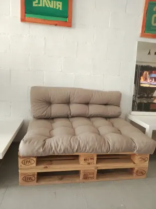 Sofá Palet Marrón y Mesa