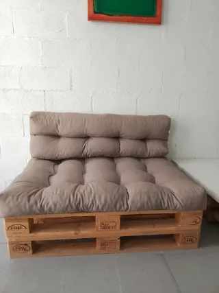 Sofá Palet Marrón y Mesa