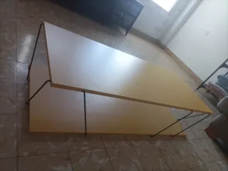 Mesa auxiliar amarilla