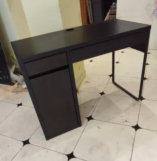 Escritorio negro del ikea