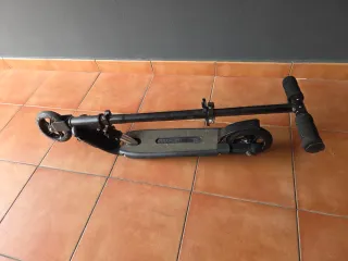 Patinete plegable negro no es eléctrico
