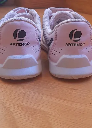 Zapatillas niña Artengo rosa Poco usada.