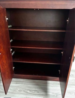Mueble de madera oscuro con 2 tiradores