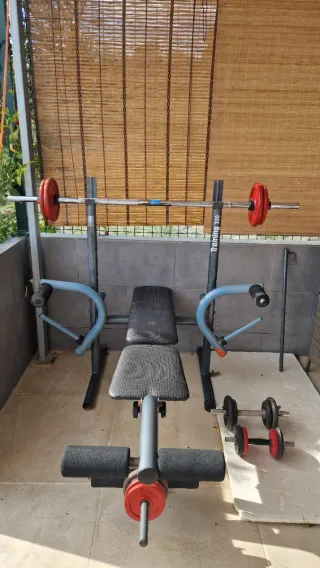 Banco de entrenamiento con pesas