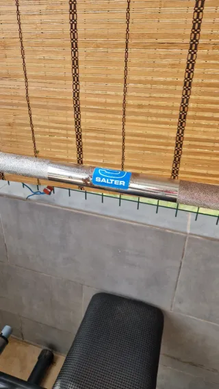 Banco de entrenamiento con pesas