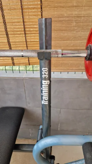 Banco de entrenamiento con pesas