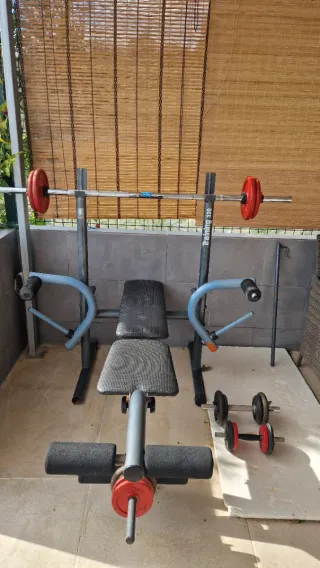 Banco de entrenamiento con pesas