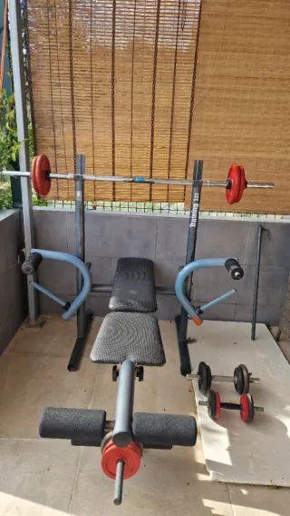 Banco de entrenamiento con pesas