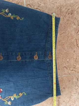 Falda vaquera con bordados flores