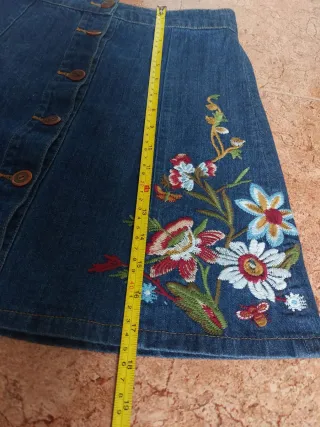 Falda vaquera con bordados flores