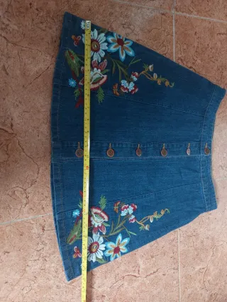 Falda vaquera con bordados flores