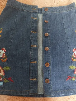 Falda vaquera con bordados flores