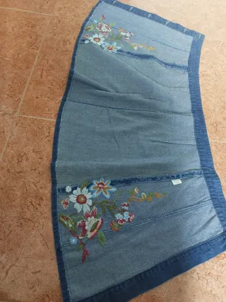 Falda vaquera con bordados flores