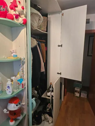 Armario esquinero verde y blanco