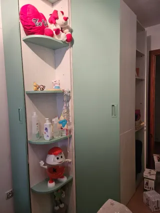 Armario esquinero verde y blanco