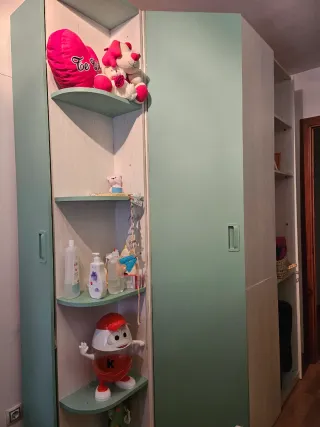 Armario esquinero verde y blanco