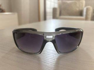 Gafas de sol grises y moradas